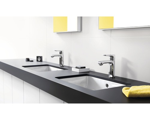 Moderní koupelna s dvojitým umyvadlem, vodovodními bateriemi a zrcadly