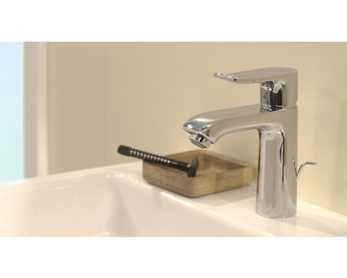 Chromovaná umyvadlová baterie na umyvadle s holicím strojkem