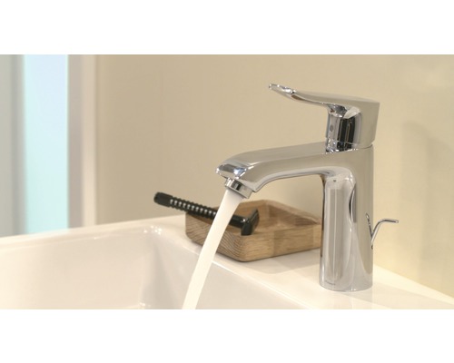 Chromovaná umyvadlová baterie s tekoucí vodou a holicím strojkem