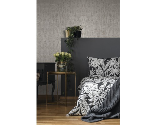 Ložnice s postelí, nočním stolkem a dekorací