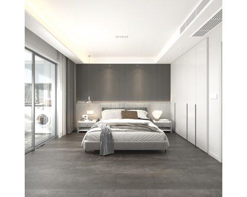 Světlá ložnice s postelí, nočními stolky a šatní skříní