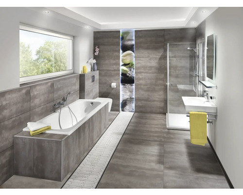 Moderní koupelna s vanou, sprchou a umyvadlem v šedých tónech