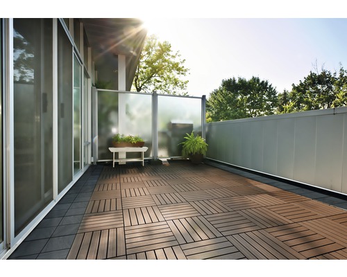 Terasa s dřevěnými podlahovými dlaždicemi, ochranou soukromí a rostlinami