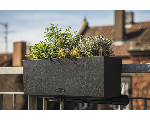 Černý truhlík na květiny s bylinkami k montáži na balkonové zábradlí.