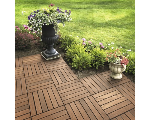 Dřevěné terasové dlaždice položené v zahradě s rostlinami