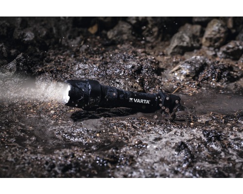 Svítilna s logem Varta ve vodě