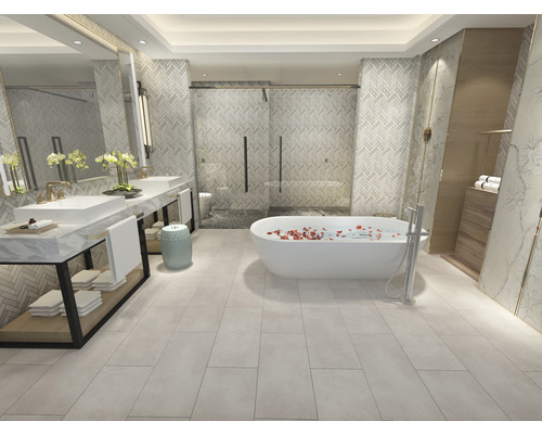 Světlá koupelna s vanou, umyvadly a sprchou.