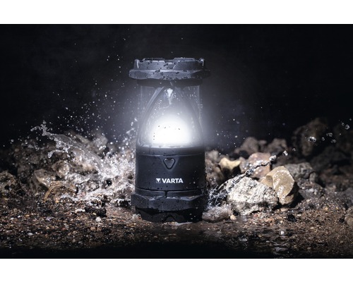 Lucerna Varta venku s cákající vodou