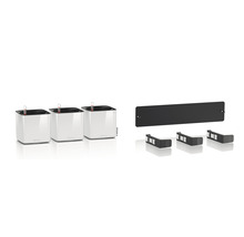 Tři bílé květináče se zavlažovacím systémem a příslušenstvím pro montáž na stěnu.