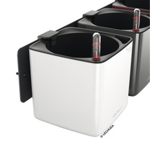 Dva truhlíky se zavlažovacím systémem a nástěnným držákem