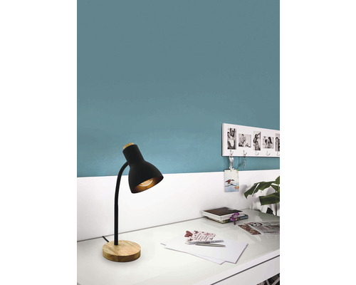 Psací stůl se stolní lampou ze dřeva a kovu