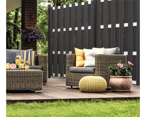 Terasa s proutěným nábytkem a zástěnou