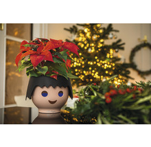 Květináč ve tvaru figurky Playmobil s vánoční hvězdou a vánočním stromkem v pozadí