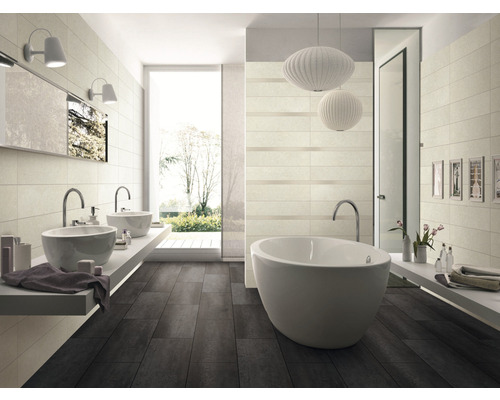 Světlá koupelna s dvojitým umyvadlem, vanou a tmavou dřevěnou podlahou