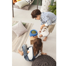 Dvě děti v interiéru, jedno zalévá rostlinu v květináči s obličejem konví.