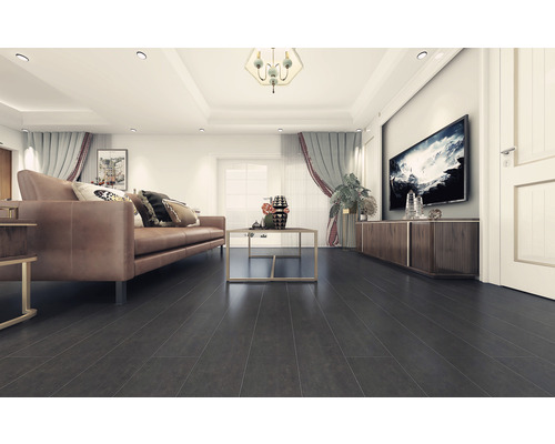 Obývací pokoj s pohovkou, konferenčním stolkem, komodou, televizí a dřevěnou podlahou