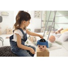 Dívka si hraje s prasátkem v dětském pokoji