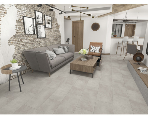 Obývací pokoj s pohovkou, konferenčním stolkem a dlažbou