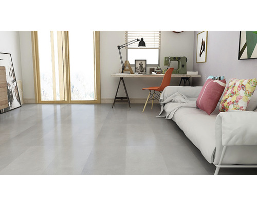 Světlý obývací pokoj s pohovkou, stolem a oknem vytváří přátelskou atmosféru.