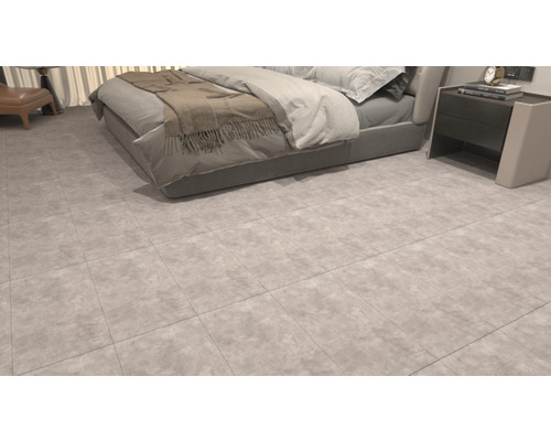 Podlahové dlaždice v ložnici s postelí a nočním stolkem