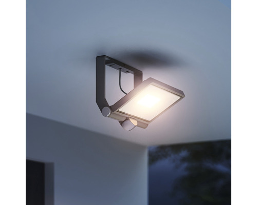 Stropní svítidlo s LED panelem a nastavitelným bodovým světlem