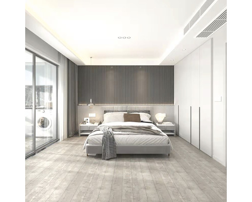 Světlá ložnice s postelí, nočními stolky a šatní skříní