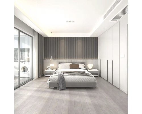 Světlá ložnice s postelí, nočními stolky, skříní a oknem