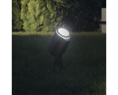 Zahradní reflektor na trávníku osvětlený na zahradě