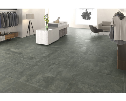 Velkoformátové dlaždice v obchodě s oblečením a nábytkem.