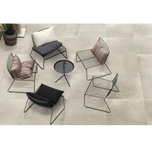 Posezení se čtyřmi kovovými židlemi a malým stolkem na terasových deskách