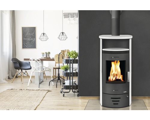 Obývací pokoj s kamny, jídelním stolem a dekoracemi pro útulnou atmosféru