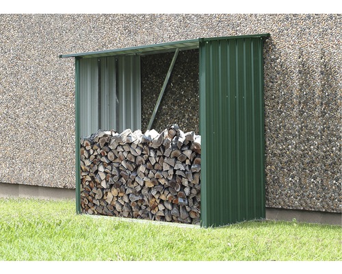 Kovový dřevník naplněný palivovým dřívím