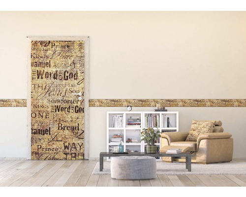 Obývací pokoj s plakátem na dveře, bordurou, regálem a křeslem