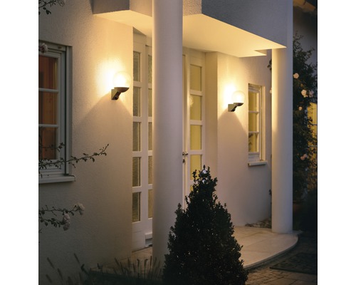 Osvětlená fasáda se dvěma kulovými nástěnnými svítidly