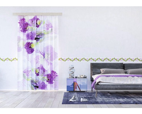 Obývací pokoj se záclonou s květinovým vzorem, bordurou, postelí a komodou