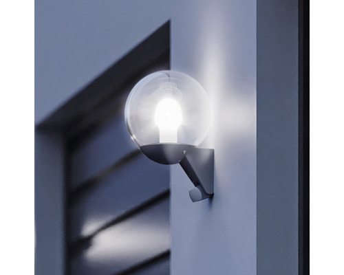 Svítící venkovní nástěnné svítidlo s kulovým tvarem a nástěnným držákem