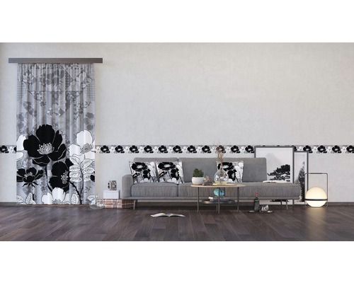 Obývací pokoj s pohovkou, závěsem a bordurou s květinovým vzorem