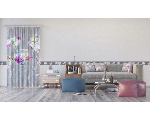 Obývací pokoj s pohovkou, stolem, dekorací a květinovými závěsy pro stylové prostředí