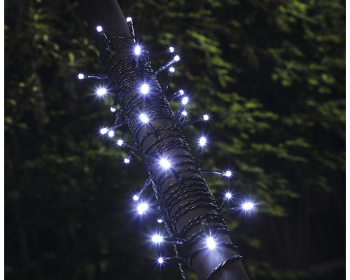 Dekorativní světelný řetěz se svítícími LED světly ovinutý kolem sloupku.