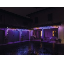 Fasáda domu s dekorativním světelným řetězem Twinkly