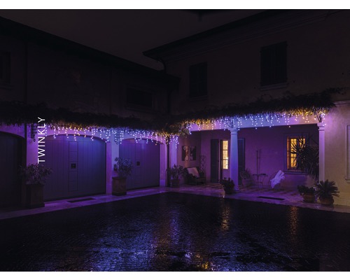 Fasáda domu s dekorativním světelným řetězem Twinkly