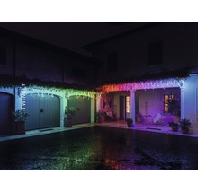 Osvětlený dům s světelným řetězem Twinkly visícím nad vchodem