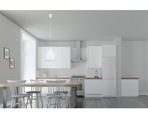 Světlá kuchyně s jídelním stolem a závěsným svítidlem