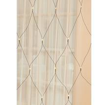 Světelný řetěz v síťovém designu před oknem