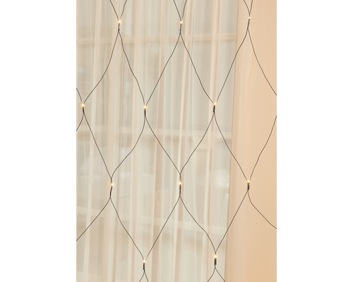 Světelný řetěz v síťovém designu před oknem