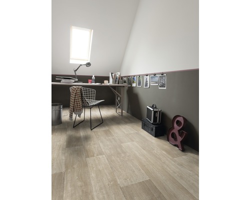 Podkrovní pokoj s dřevěnou podlahou, psacím stolem a dekoracemi