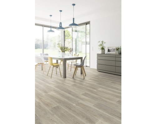 Jídelna s jídelním stolem, židlemi, komodou, závěsnými svítidly a světlou dřevěnou podlahou