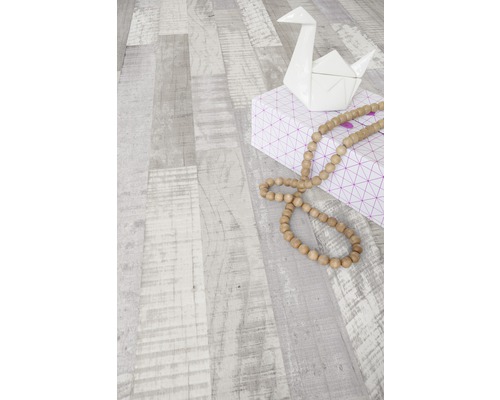 Dekorativní scéna s dárkem, dřevěným řetízkem a origami labutí na dřevěné podlaze