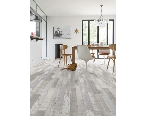 Světlý obývací pokoj s dřevěnou podlahou ve vzhledu prken, jídelní stůl a židle