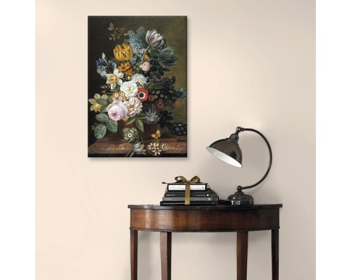 Obraz se zátiším s květinami nad knihami a lampou na stole